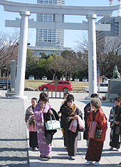 �����̌��Ɍ�����}���V�������i�ς𑹂˂Ă���E�E�E