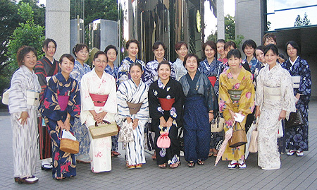 �܂��܂��z�˂��������Ȃ��A����I�ȃ��j�������g�̑O�ŏW���ʐ^